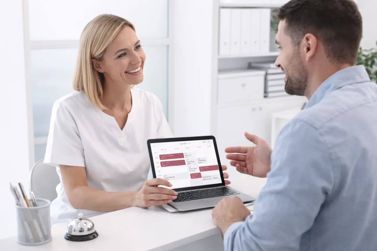 Recepción dental organizada atendiendo pacientes